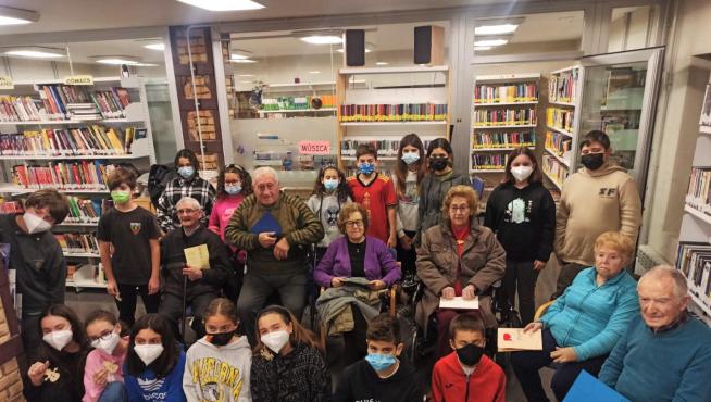 Foto de familia de los participantes en el encuentro intergeneracional, en la biblioteca de Biescas.