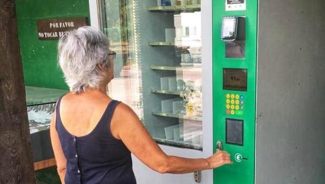Compradora haciendo uso del supermercado automático de Piedrafita de Jaca.