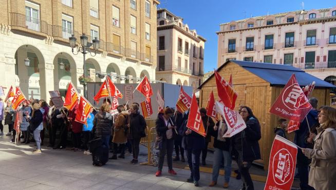 Concentración este martes de las trabajadoras del sector de la limpieza de edificios frente a la sede de Ceos-Cepyme en Huesca.