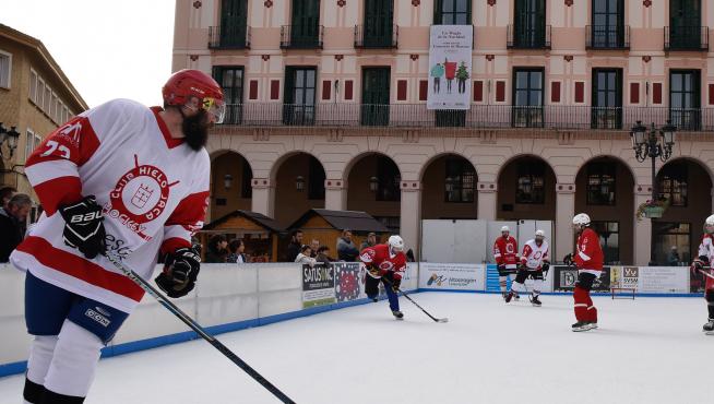 Partido amistoso de hockey hielo en la pista instalada en la Plaza López Allué por Navidad.