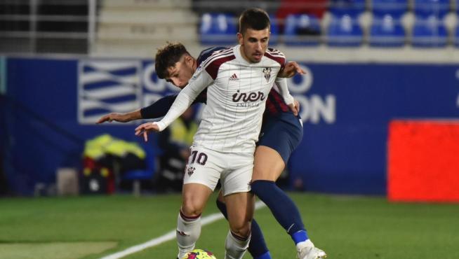 Ratiu intenta robarle el balón a Manu Fuster en el partido disputado en El Alcoraz ante el Albacete.