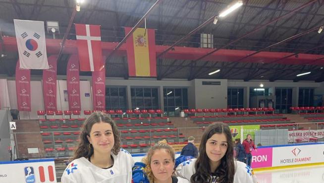 Bárbara Marina, Nerea Giménez y Paula Marina, en Polonia, con la indumentaria de la selección española.