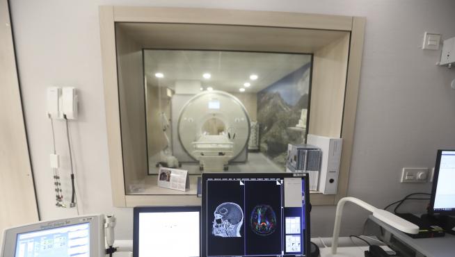 Foto de la resonancia magnética del Hospital San Jorge en el momento de su inauguración.