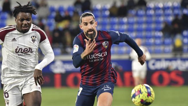 Marc Mateu disputa un balón a la carrera con Boyomo durante el partido contra el Albacete.
