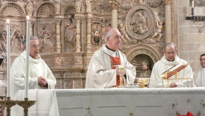 Angel Pérez ha estado acompañado por los capellanes del Hospital, Antonio Mozás y Basilio Servín.