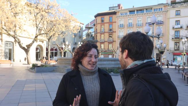 Marta de Santos conversa con Guillermo Boix, candidato de Podemos a la Alcaldía oscense.