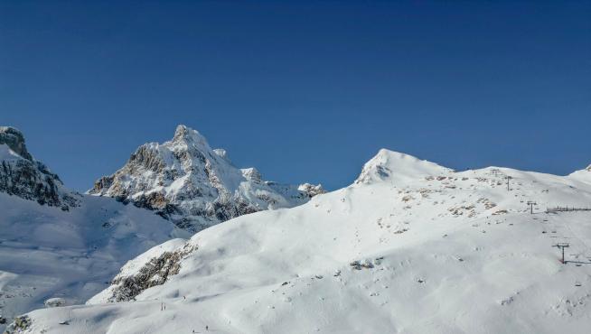 Aspecto que presentaba la estación de esquí de Candanchú a principios de esta semana, tras recibir nieve.