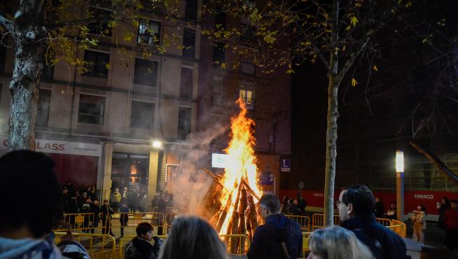 La hoguera de San Antón se ha quedado solo en fuego, sin reparto de patatas asadas.