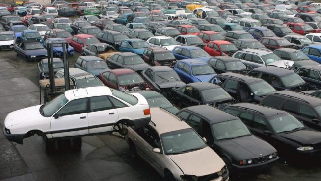 Los desguaces cada vez reciben menos coches a causa de la situación económica.