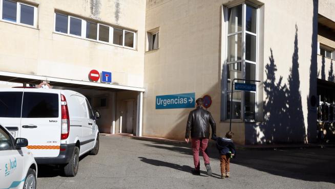 Un padre y su hijo, en el Hospital San Jorge de Huesca.