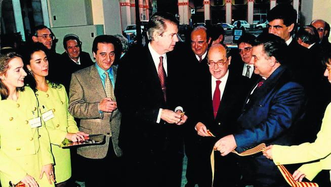 Inauguración de la sede en Huesca (1995) por Santiago Lanzuela, presidente de Aragón, y Luis Acín, alcalde de Huesca.