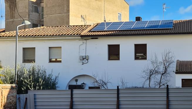 Casa con placas fotovoltaicas.