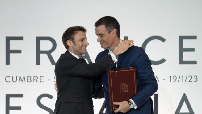 Macron y Sánchez se abrazaron este jueves tras la firma del tratado.