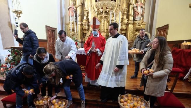El obispo de Huesca, Julián Ruiz Martorell ha presidido la misa en honor a San Vicente, en la que no ha faltado el reparto de naranjas.
