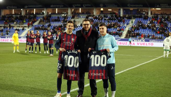 Juan Carlos Real y Dani Escriche posan junto a Manolo Torres con las camisetas del centenario.