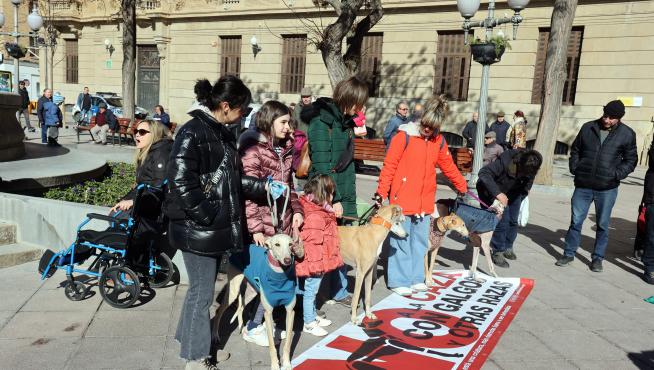 Concentración en Huesca para pedir el fin de la caza con perros