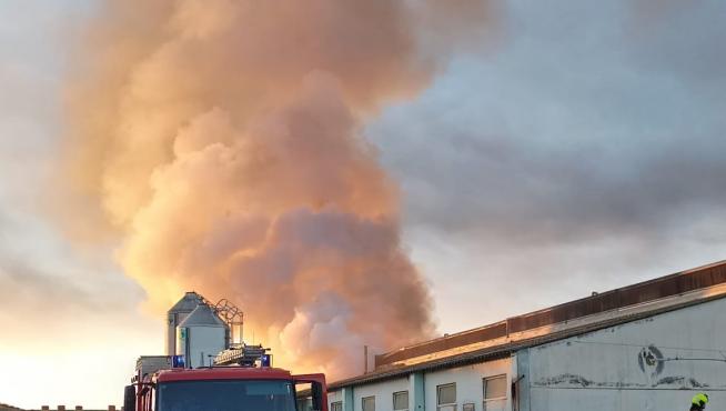 El incendio de la granja provocó una columna de humo.