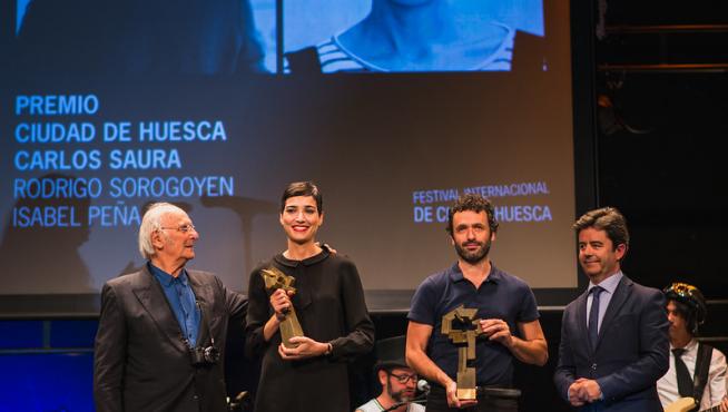 Carlos Saura junto al alcalde de Huesca, Luis Felipe en una fotografía de archivo del Festival Internacional de Cine de Huesca.