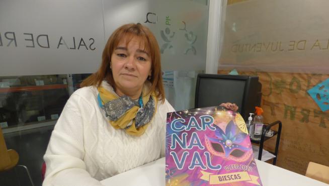 La alcaldesa de Biescas, Nuria Pargada, muestra el cartel de la presente edición del carnaval.