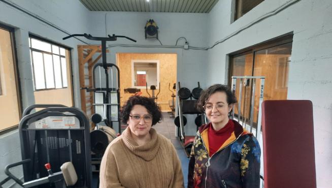 Gemma Betorz y Beatriz Cosculluela junto a las nuevas máquinas que se han adquirido para el gimnasio.