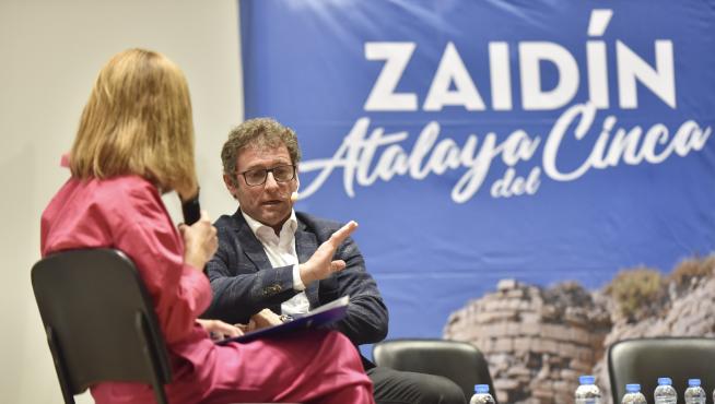 Marco Ibarz, alcalde de Zaidín, durante la entrevista que le realizó la directora del Diario, Elena Puértolas.