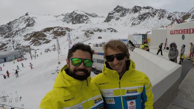 Miguel Galindo y Jon Santacana, en diciembre de 2016 en el glaciar Pitztal (Austria).