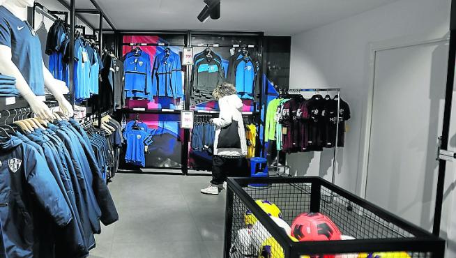 Diversos aficionados han acudido esta semana a la tienda oficial de la SD Huesca, ubicada en el Coso Bajo.