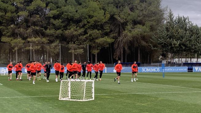 La plantilla de la SD Huesca se ejercita en el IES Pirámide.