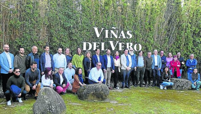 Representantes institucionales y vitivinícolas durante la reunión en la bodega Viñas del Vero.