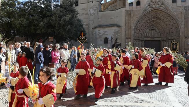 Inicio del acto de Entrada de Jesús en Jerusalén, en la plaza de la Catedral de Huesca