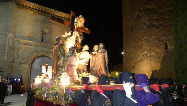 Paso del Descendimiento en la procesión del martes en Barbastro.