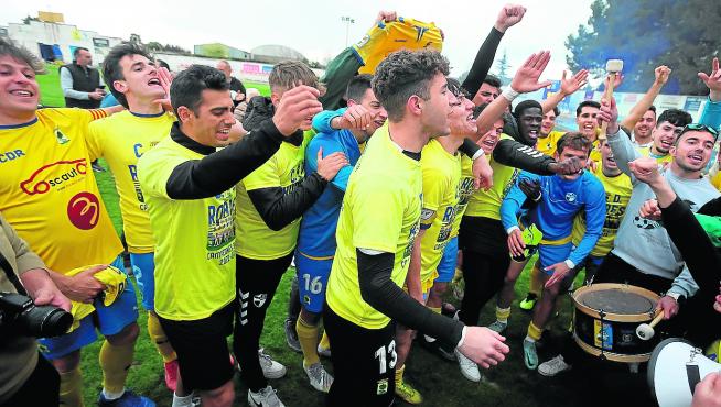 Alegría desmedida en San Blas después de que el CD Robres se proclamase campeón de Tercera División aragonesa.