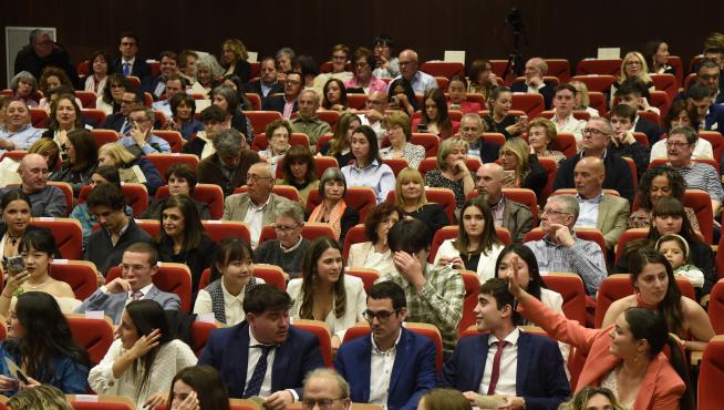 El acto de graduación en el Aula Magna de la Facultad de Empresa y Gestión Pública.