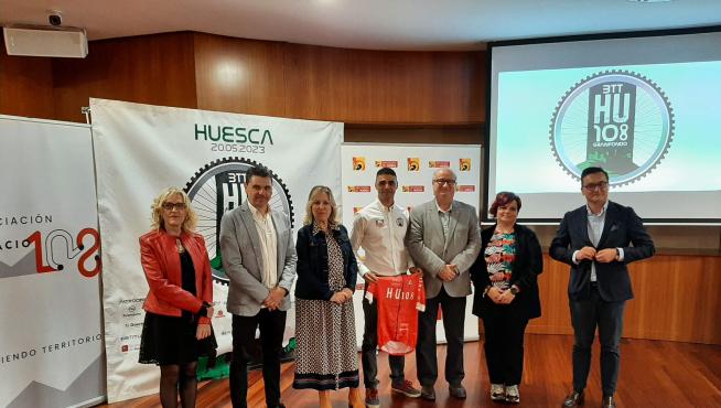 Asistentes a la presentación de la quinta edición de la marcha