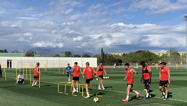 La SD Huesca se ejercita en el IES Pirámide en la última sesión previa al partido.
