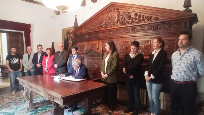 Javier Sada ha firmado en el Libro de Honor del ayuntamiento de Huesca.