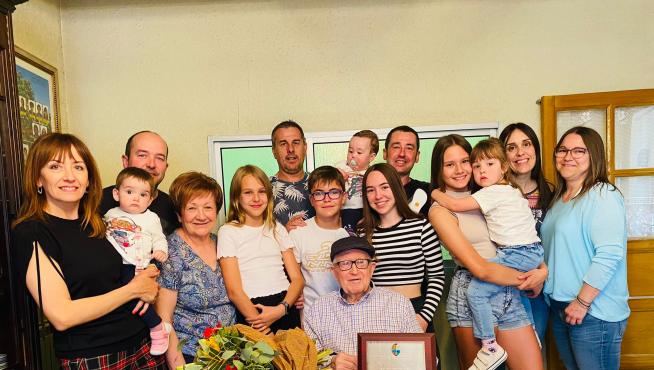La familia de Prudencio Mata Arasanz le acompaña en el día de su 100 cumpleaños.