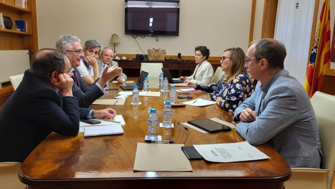 Reunión de los consejeros Mayte Pérez y Joaquín Olona para gestionar la situación de riesgo de incendios en Aragón