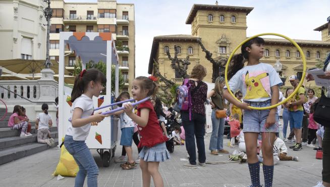 Un grupo de escolares disfrutando en la Plaza de Navarra de la actividades del Día del Juego en la Calle.