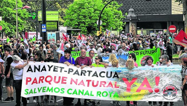 Manifestantes ayer congregados en las calles del centro de Zaragoza.