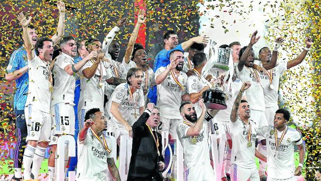 Los futbolistas del Real Madrid levantan el trofeo de campeones.