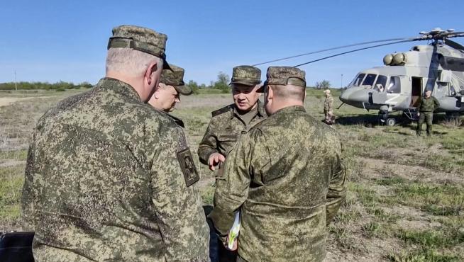 El ministro de Defensa ruso, Serguei Shoigu, inspecciona los equipos militares para enviar al centro. RUSSIA UKRAINE CONFLICT