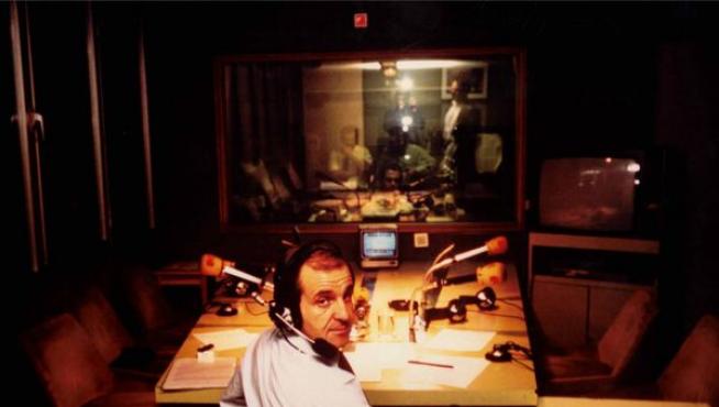 La serie presenta a García como el periodista que introdujo la radio deportiva de madrugada.