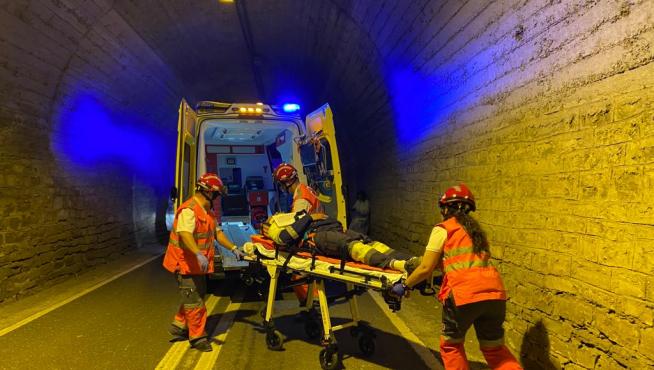 Diferente miembros de emergencia participan en el simulacro del accidente en el túnel de Cotefablo.