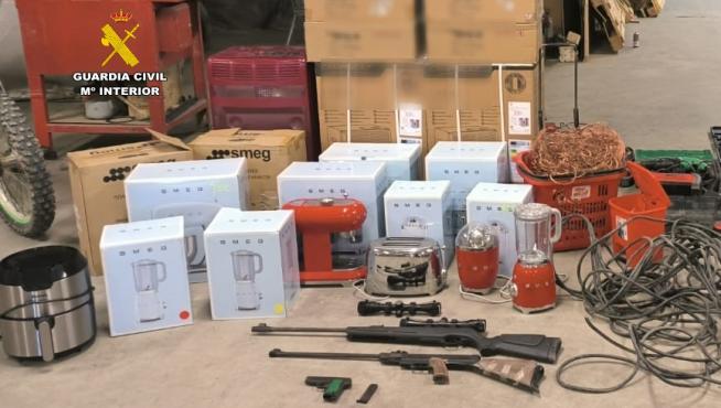 Imagen de algunos de los objetos recuperados por la Guardia Civil.
