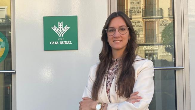 Laura Sanz, responsable de negocio agrario en la oficina de Graus de Caja Rural de Aragón.