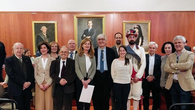 Buesa, en el centro, junto a los componentes del grupo Alto Aragón y los familiares de Lorenzo Echeto.
