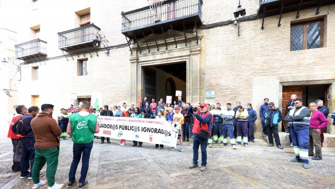 Concentración de trabajadores ante el Ayuntamiento de Huesca.