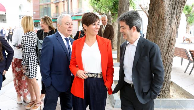 Miguel Gracia, Isabel Rodríguez y Luis Felipe durante el paseo ciudadano de este viernes.