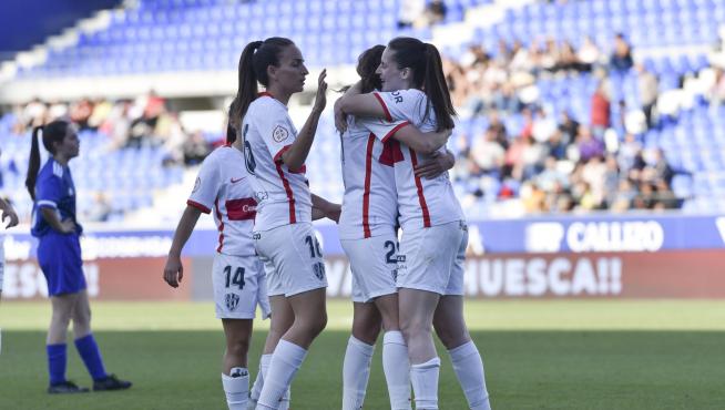 Las jugadoras oscenses celebran el primer tanto en El Alcoraz